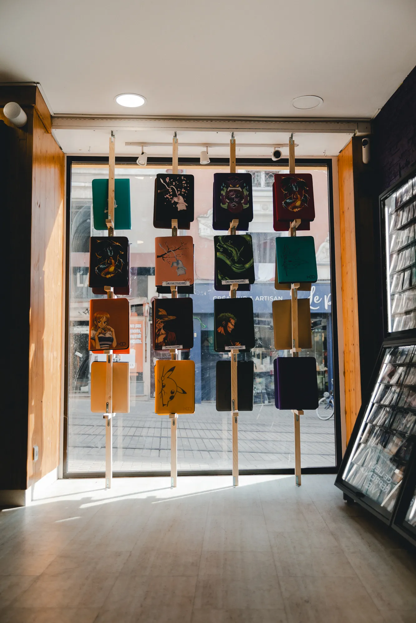 Les binders personnalisés MCO Cards exposés en vitrine