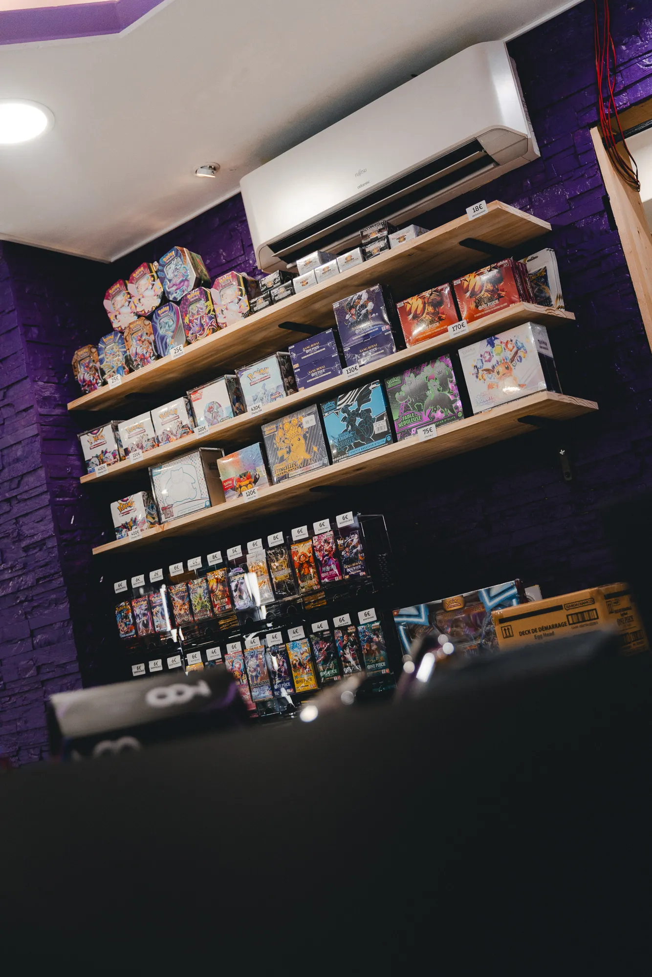 Les coffrets et displays Pokémon et One Piece en rayon