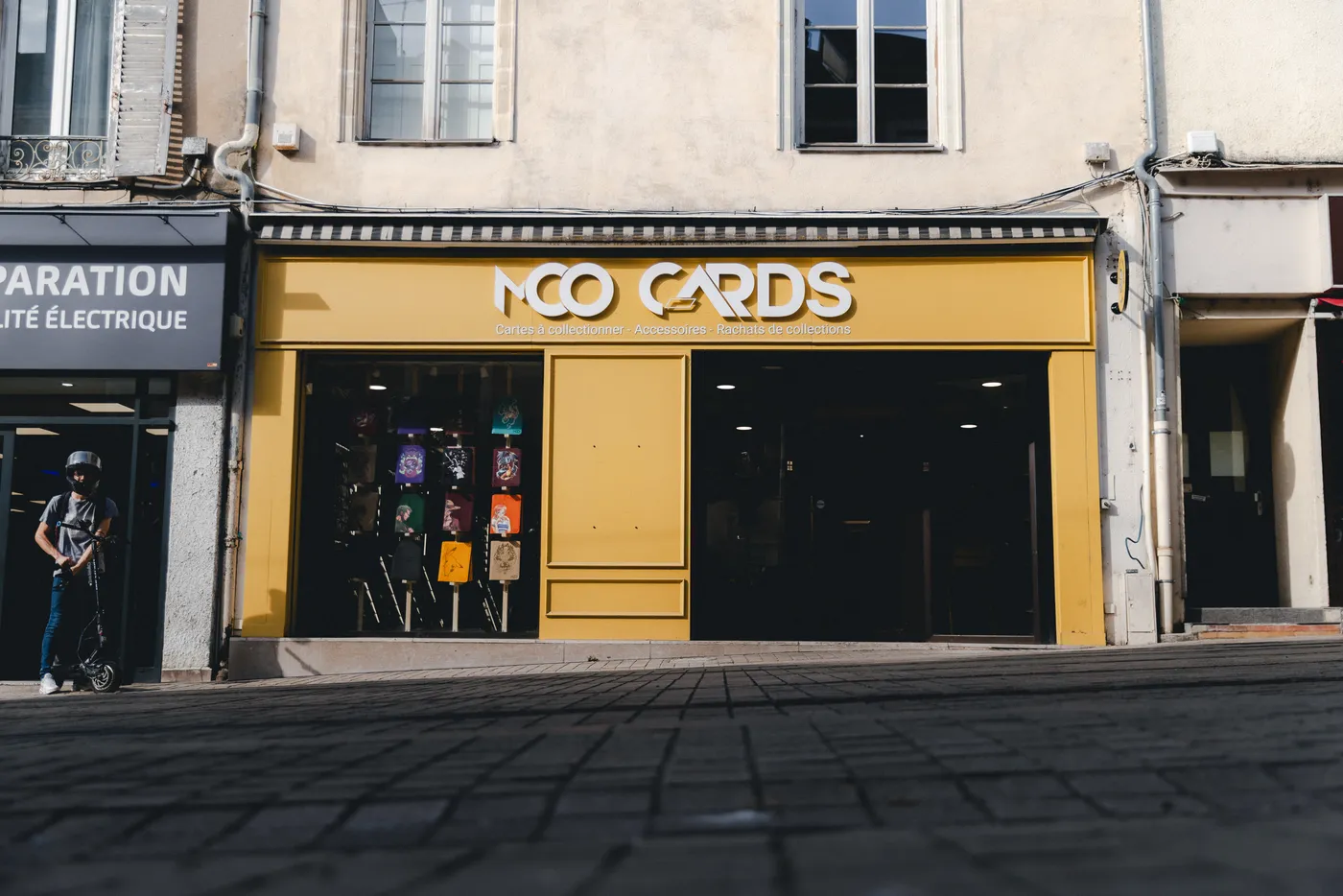 La façade jaune de la boutique MCO Cards, rue Gambetta au Mans